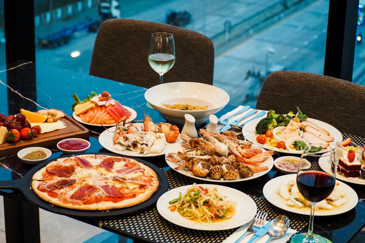 Level 8 Kitchen & Bar at Holiday Inn Sriracha (Chonburi) Level 8 Kitchen & Bar l International buffet (Saturday)