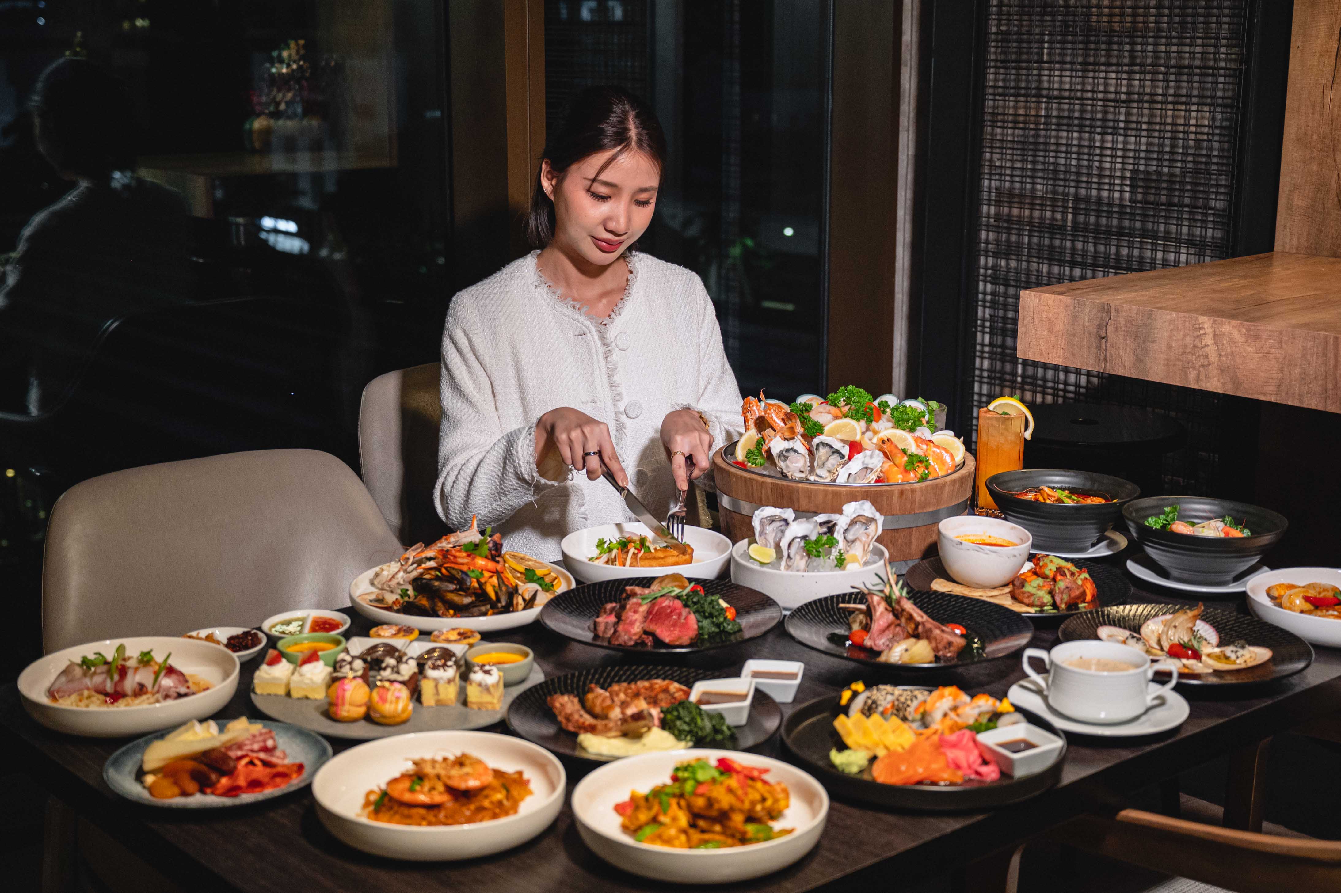 Stock.Room at Kimpton Maa-Lai Bangkok Stock.Room Sea+Land Dinner Buffet 17:30 - 22:00 l Free Flow Alcohol (2 Hours) 