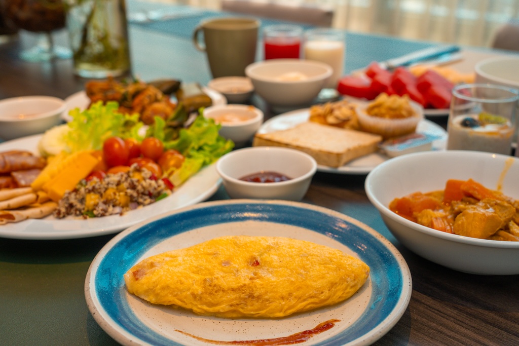 The Market Restaurant at Mercure Bangkok Sukhumvit 24  International Breakfast Buffet