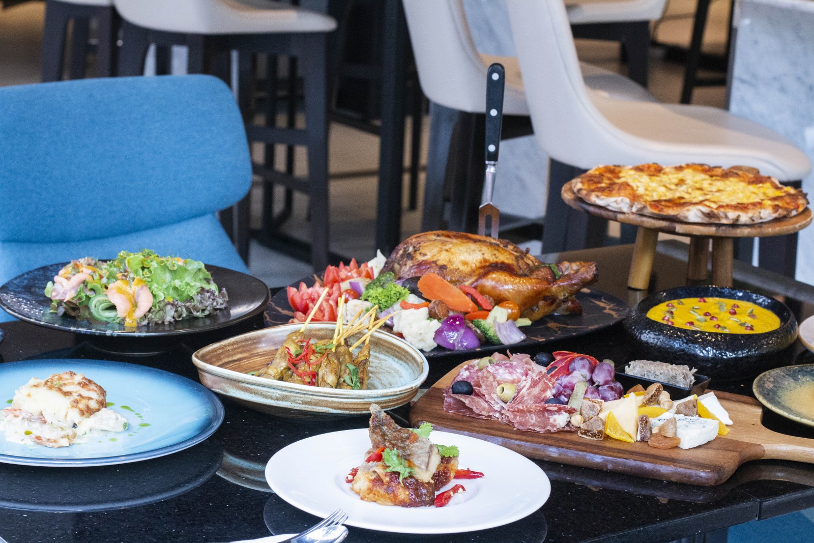 ฟู๊ด เอ็กซเชนจ์ โรงแรมโนโวเทล กรุงเทพ สุขุมวิท 4 (Only 12th Aug 2025) Thai & International Lunch Buffet @ Food Exchange 1st Floor
