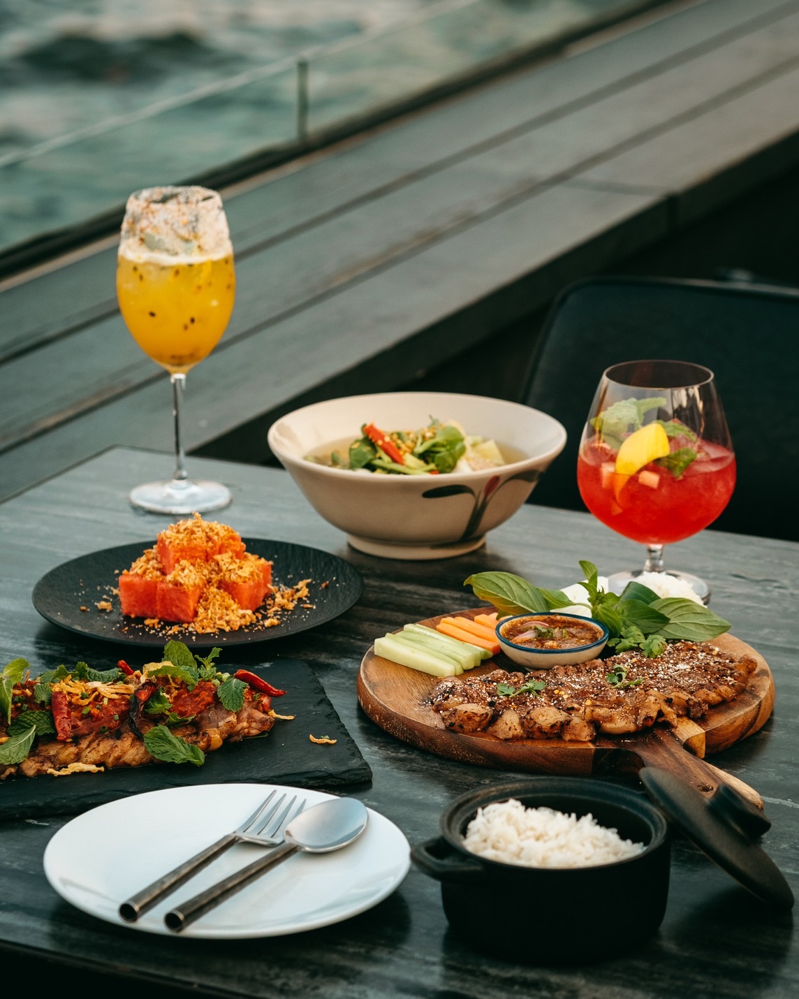 Theatre Riverside Standard Buffet with 1 Special Dish & Free flow Soft Drink, One glass of wine, Or Cocktails