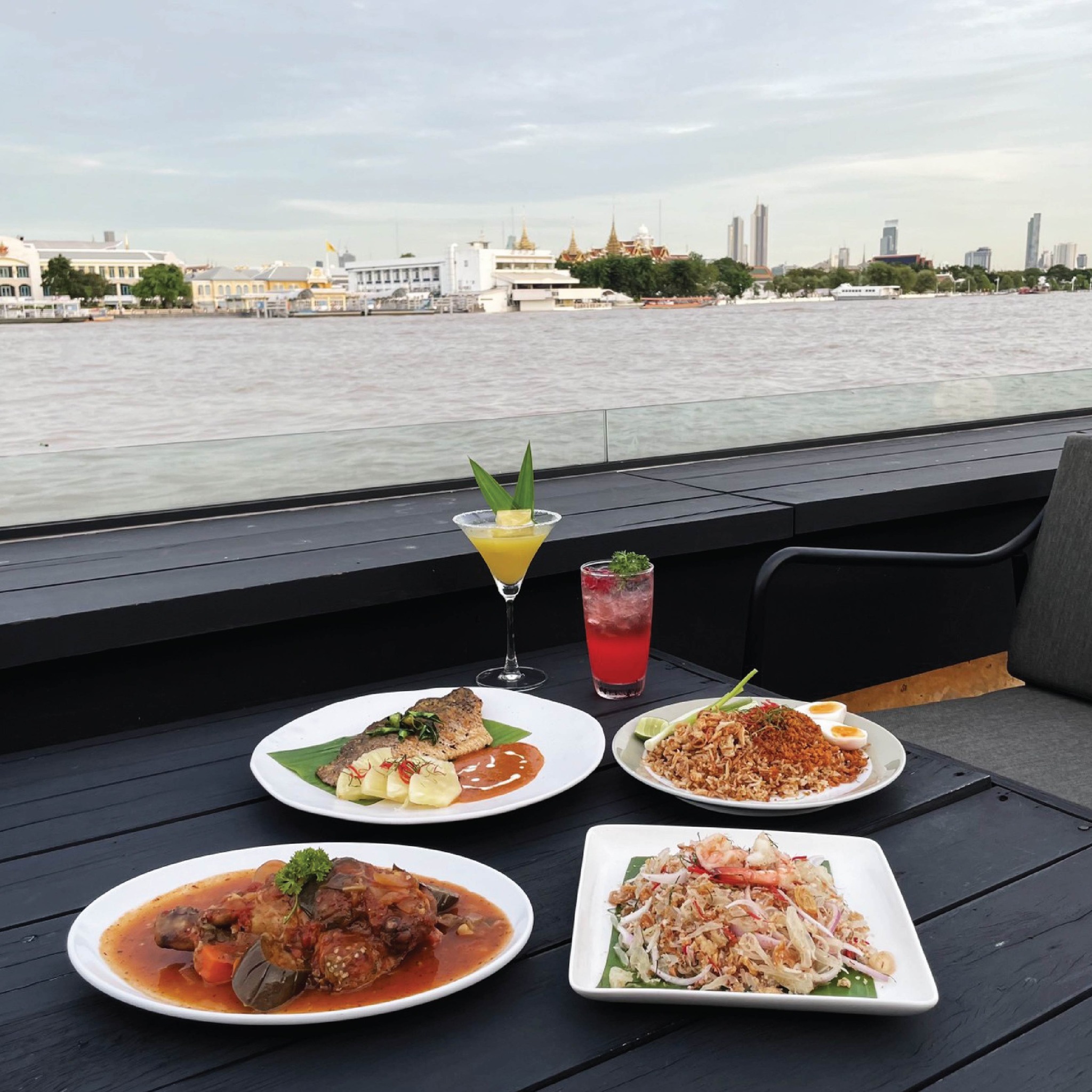 Theatre Riverside NEW: Standard Buffet with 1 Special Dish & Free flow Soft Drink or Cocktails