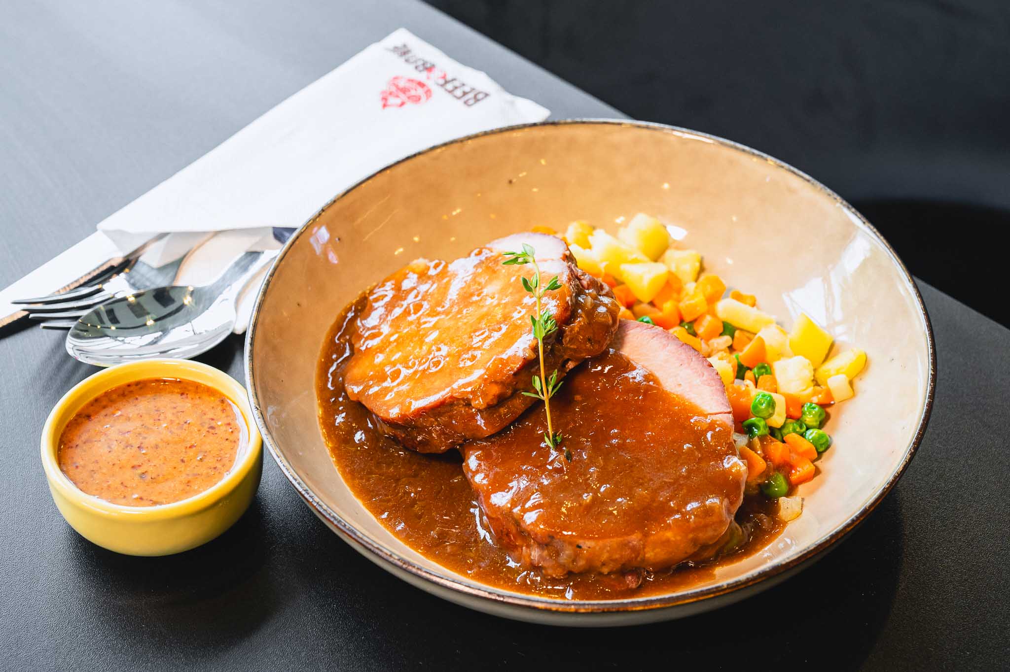 BEEF & BONE Gold Buffet 