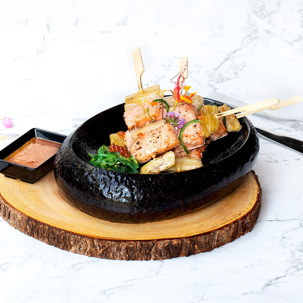 RedSquare Rooftop Bar at Novotel Bangkok Sukhumvit 4 2 Main Dishes + Unlimited Menu with 2-Hour Free Flow Alcohol (Indoor Only)