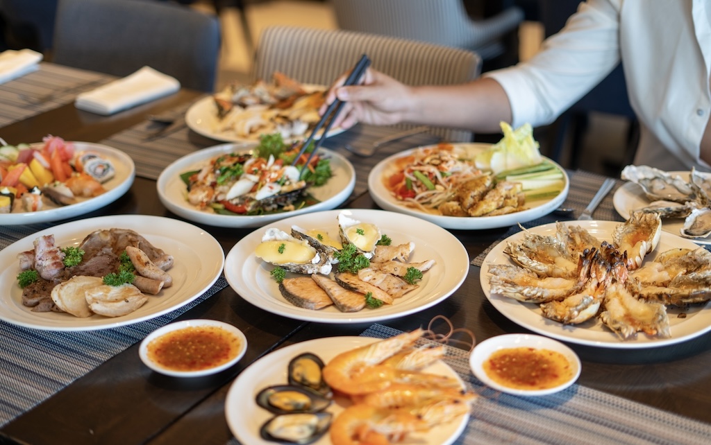The Brasserie l Holiday Inn Rayong Seafood & Meat Lover International Buffet