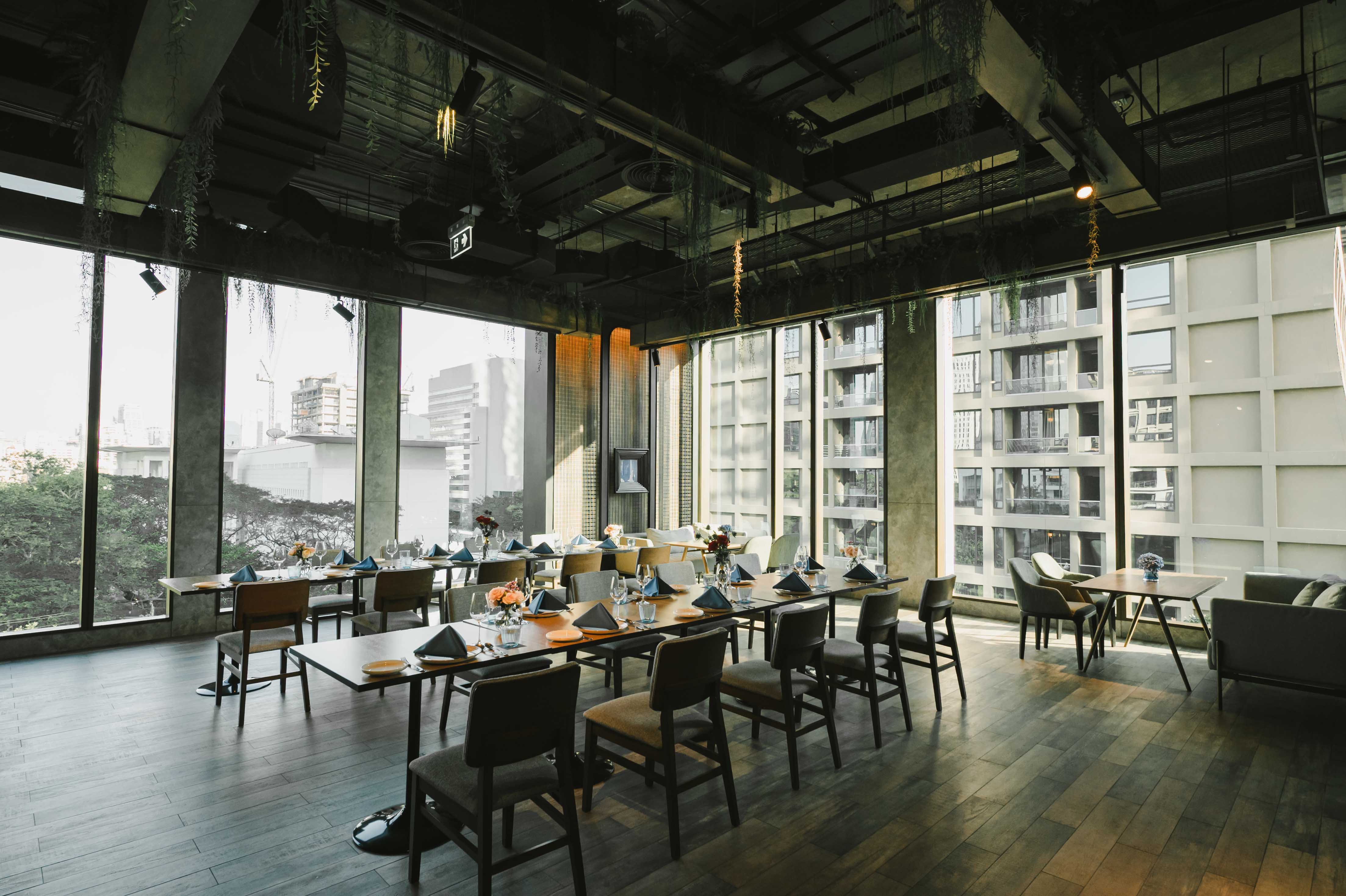 Stock.Room at Kimpton Maa-Lai Bangkok Thu-Sat: Big Group Package: Stock.Room Sea+Land Dinner Buffet (At Least 30 People)