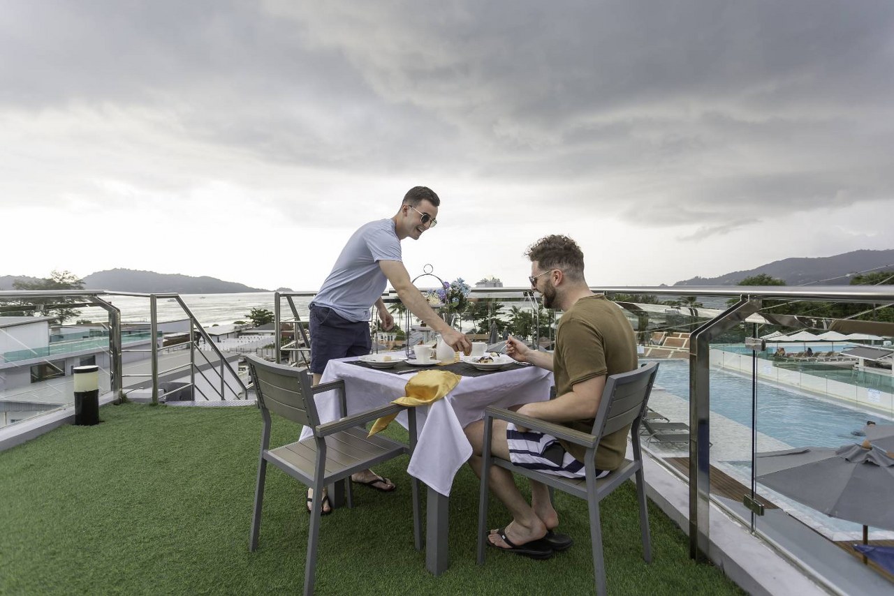 ห้องอาหารชอร์กริลบาร์ แอนด์ รูฟท็อป โรงแรมโคลฟเวอร์ ป่าตอง (ภูเก็ต) Western Sharing Set for 2 People