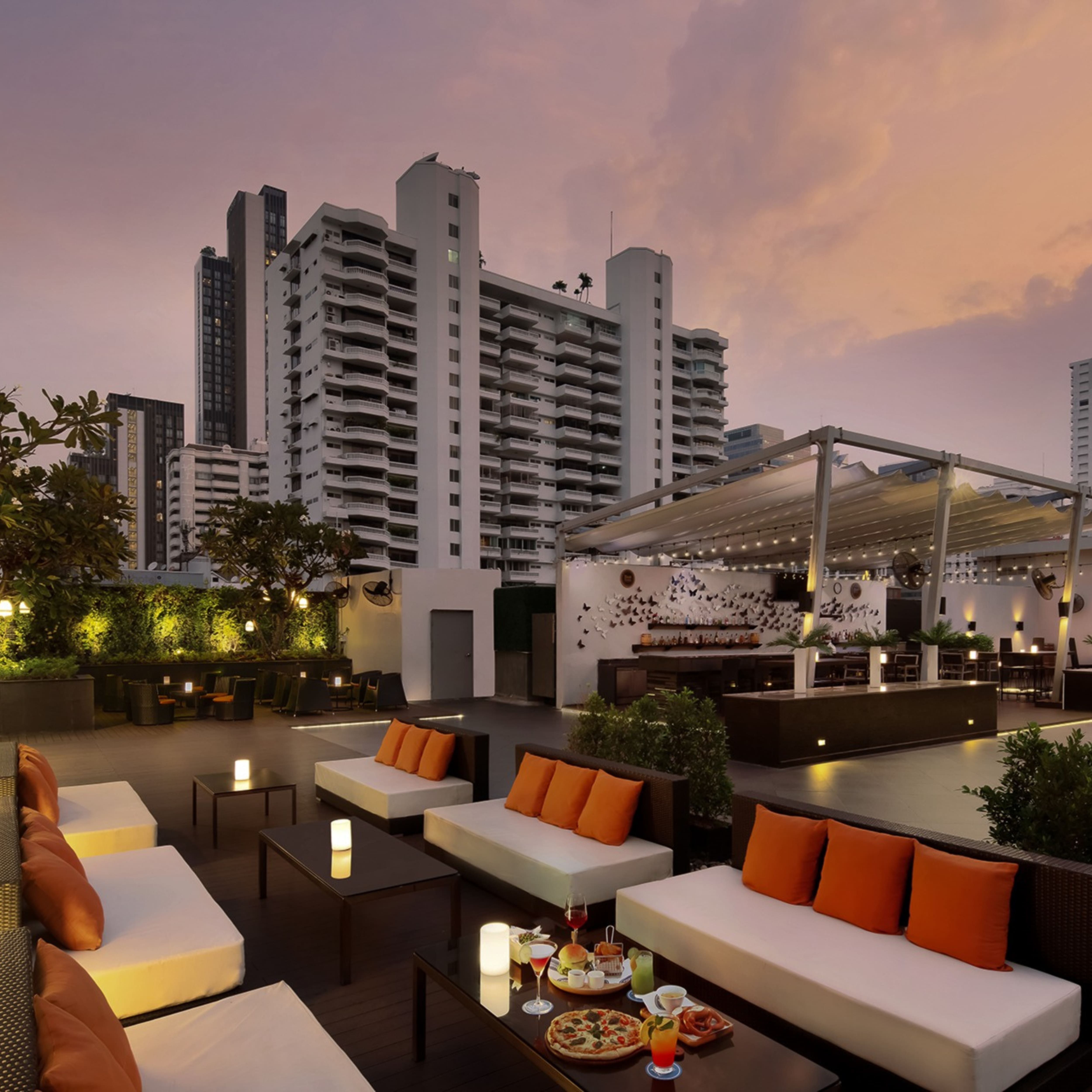 amBar Rooftop at Four Points by Sheraton Bangkok Sukhumvit 15 2 Dishes + Free Flow Mocktails, Soft Drink 2 Hours