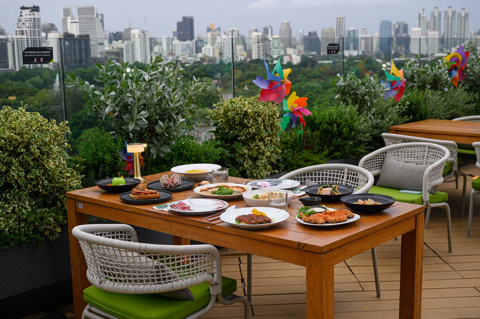 Hyde & Seek Athenee Tower Sharing Set for 4 People