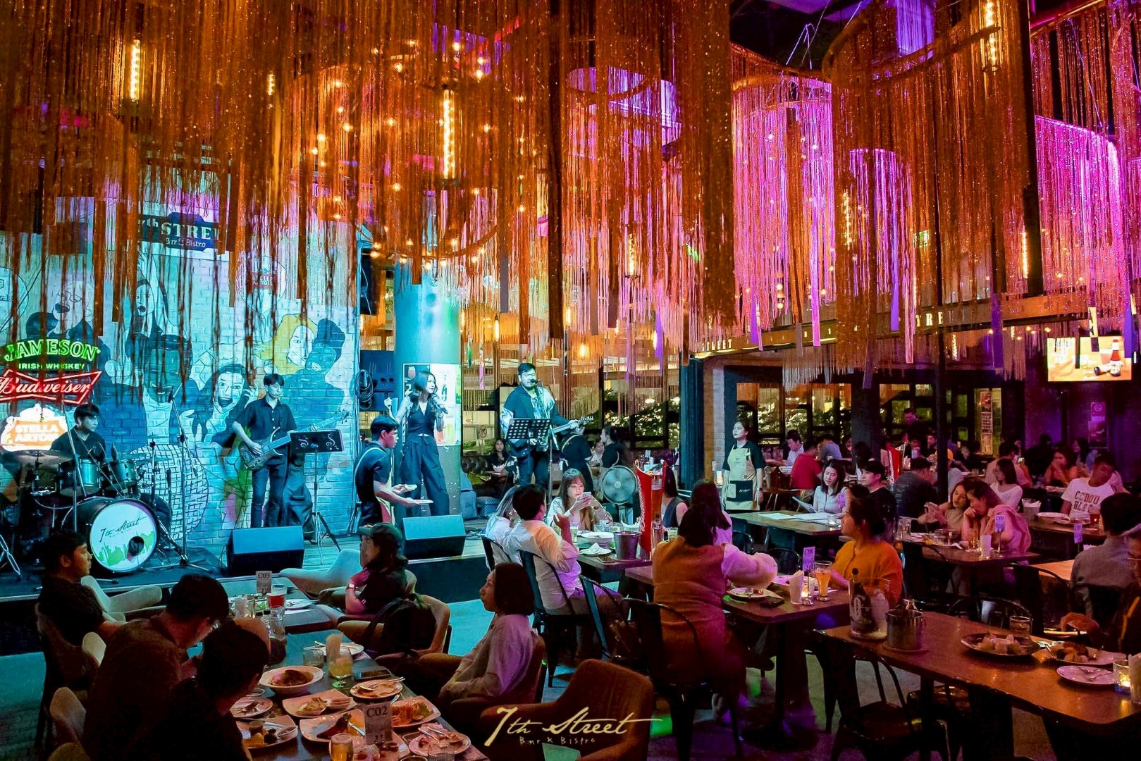 7th Street Bar & Bistro Mega Bangna Sip & Dine for 2 People with 4 Drinks