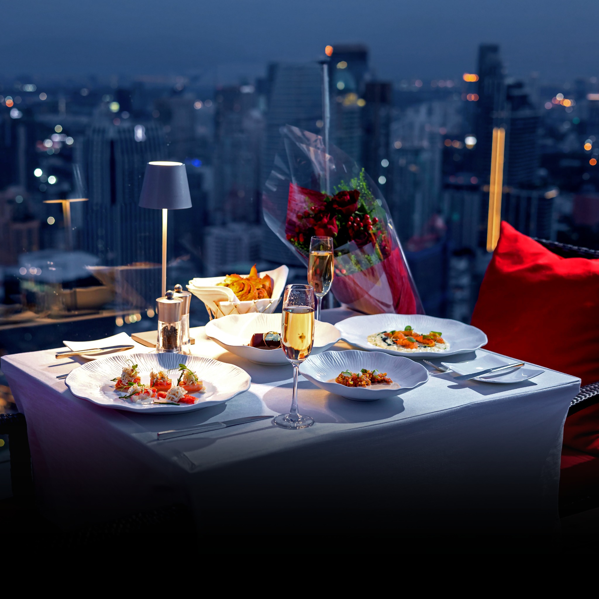 เรดสกาย เรสเตอรองท์ ชั้น 55 Romantic Set for 2 People (Advance booking 1 Day)