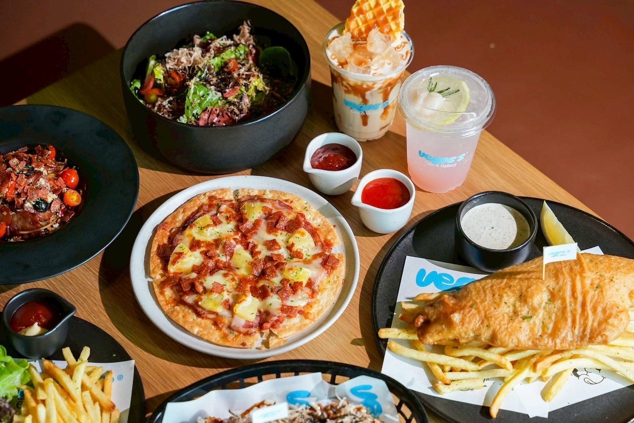 Vegas Cafe & Gallery Sharing Set for 3 People