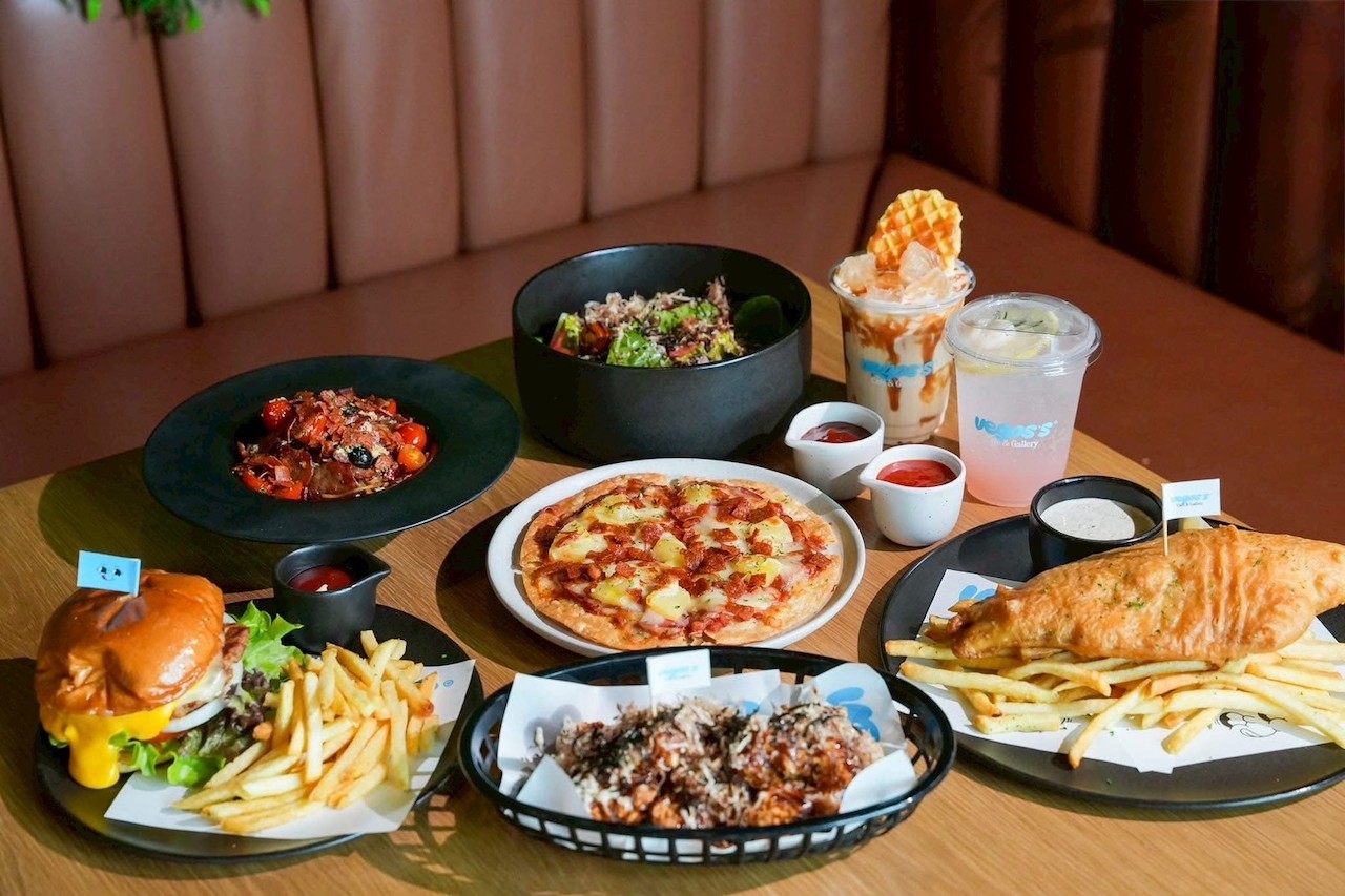 Vegas Cafe & Gallery Sharing Set for 4 People
