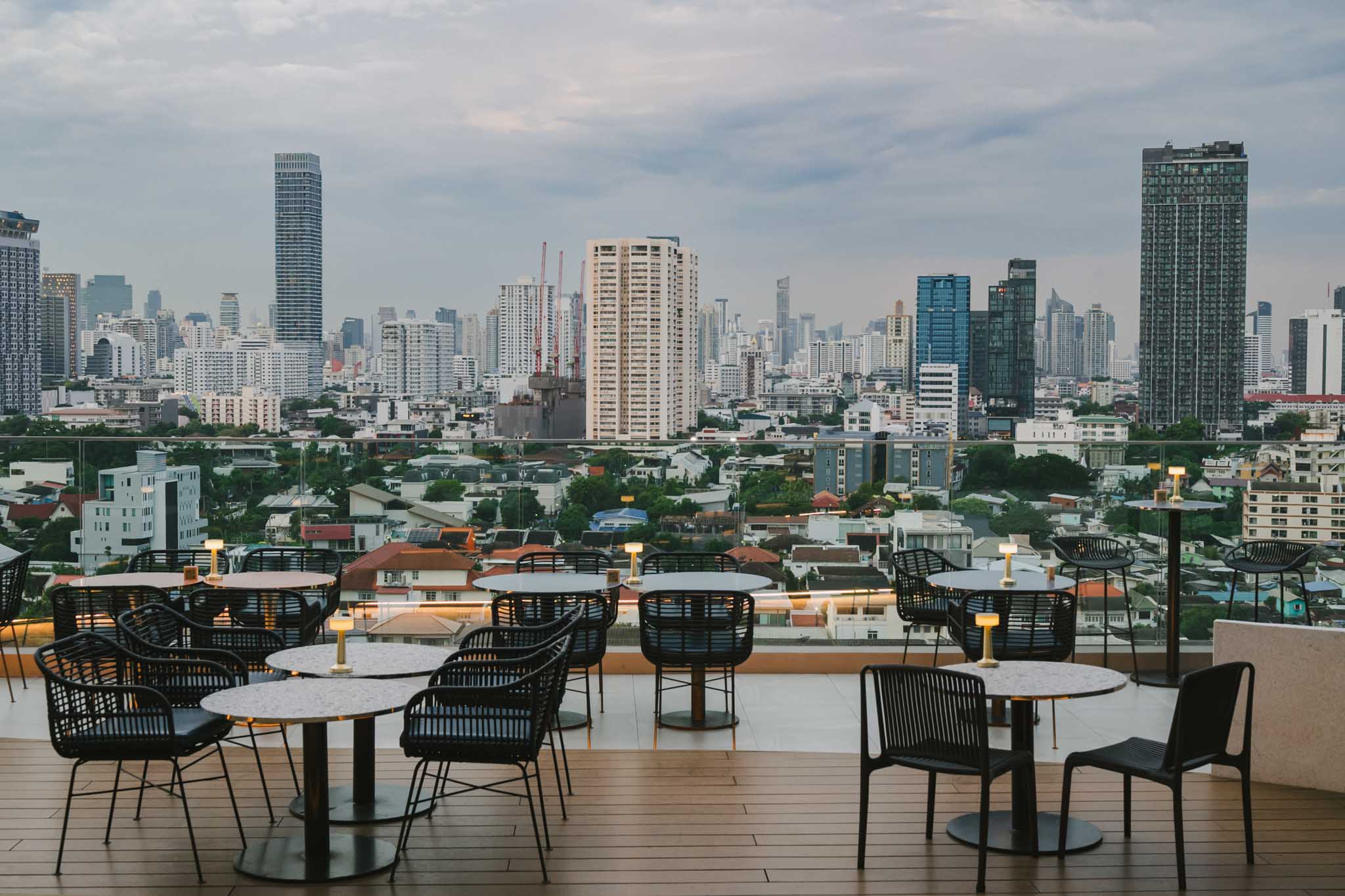 โซล แอนด์ ลูน่า บีเคเค รูฟท็อป 2 Bar Bites + Free-flow Beer, Spirits with Mixers, Cocktails, Mocktails, Fruit Juices, Soft drinks (2 Hours)