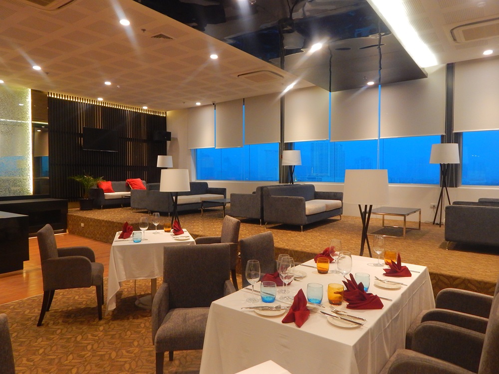 Royal Sky Lounge & Rooftop Pool Bar At Hotel Royal Bangkok@Chinatown Sky Bar for 4 People