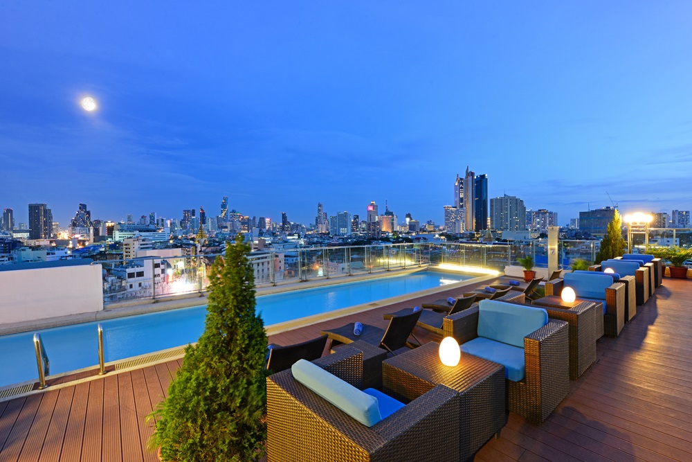 Royal Sky Lounge & Rooftop Pool Bar At Hotel Royal Bangkok@Chinatown Sip & Dine for 2 People (Cocktails)