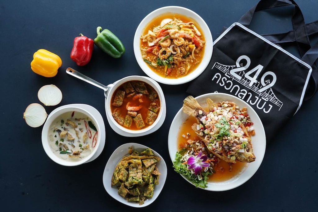 ครัวกลางบึง-ย.ยักษ์ เขี้ยวใหญ่ หมูกระทะ Sharing Set for 3 People
