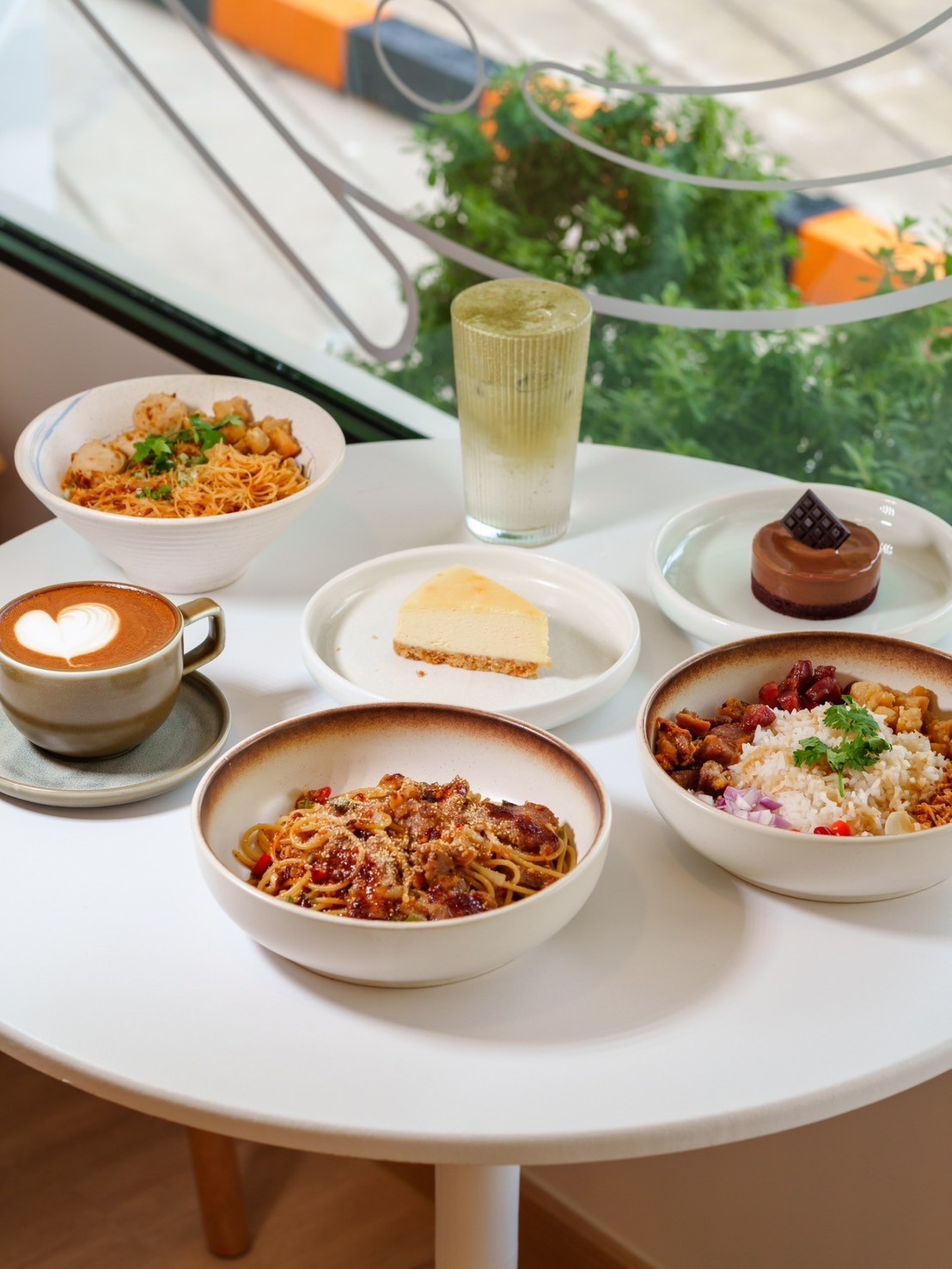Than Rice Bowl & Coffee Komfort Place Ratchayothin Sharing Set for 4 People