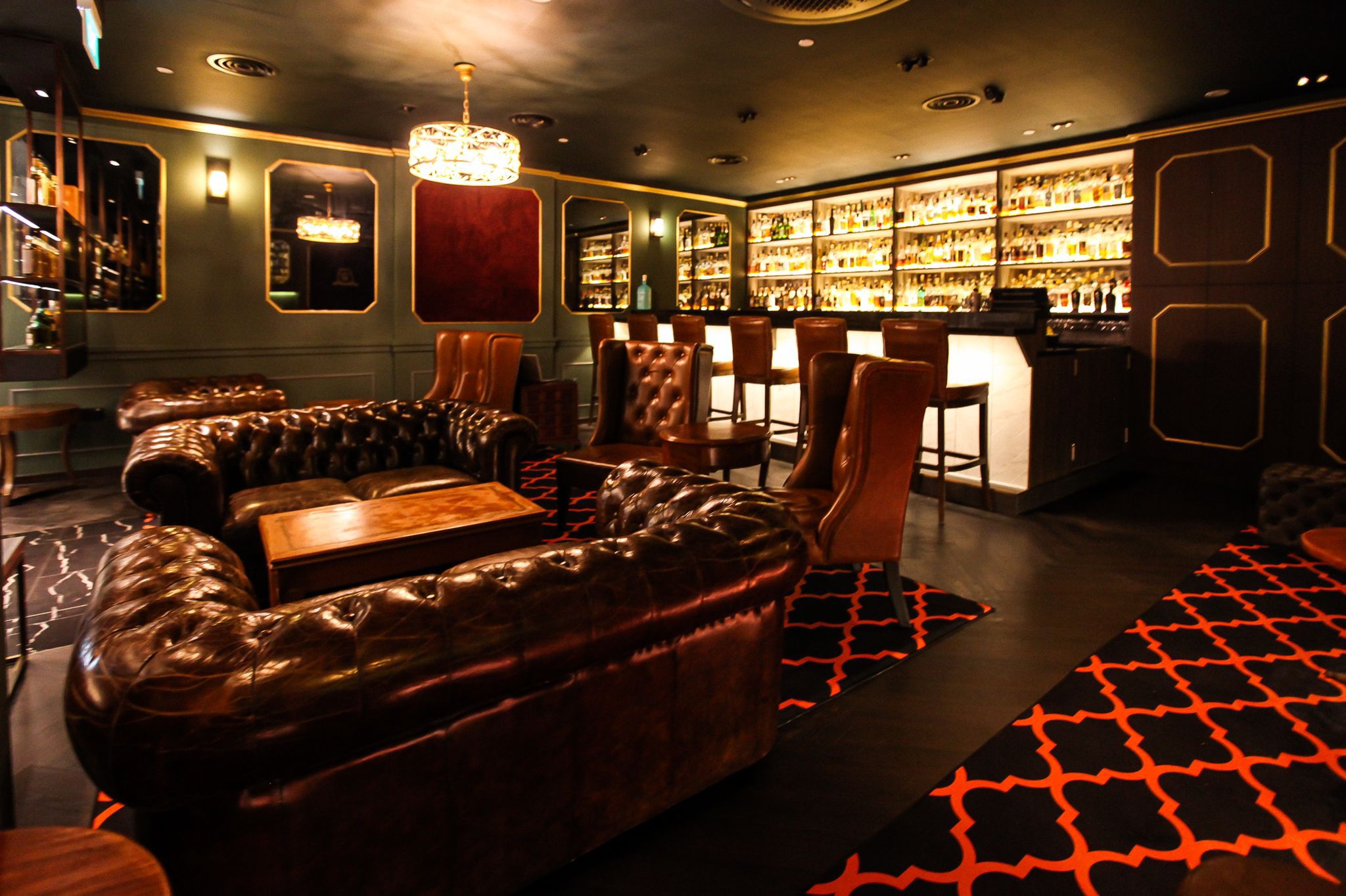 The Writing Club Sharing Set for 6 people + Whisky by the bottle: Royal Brackla 2015