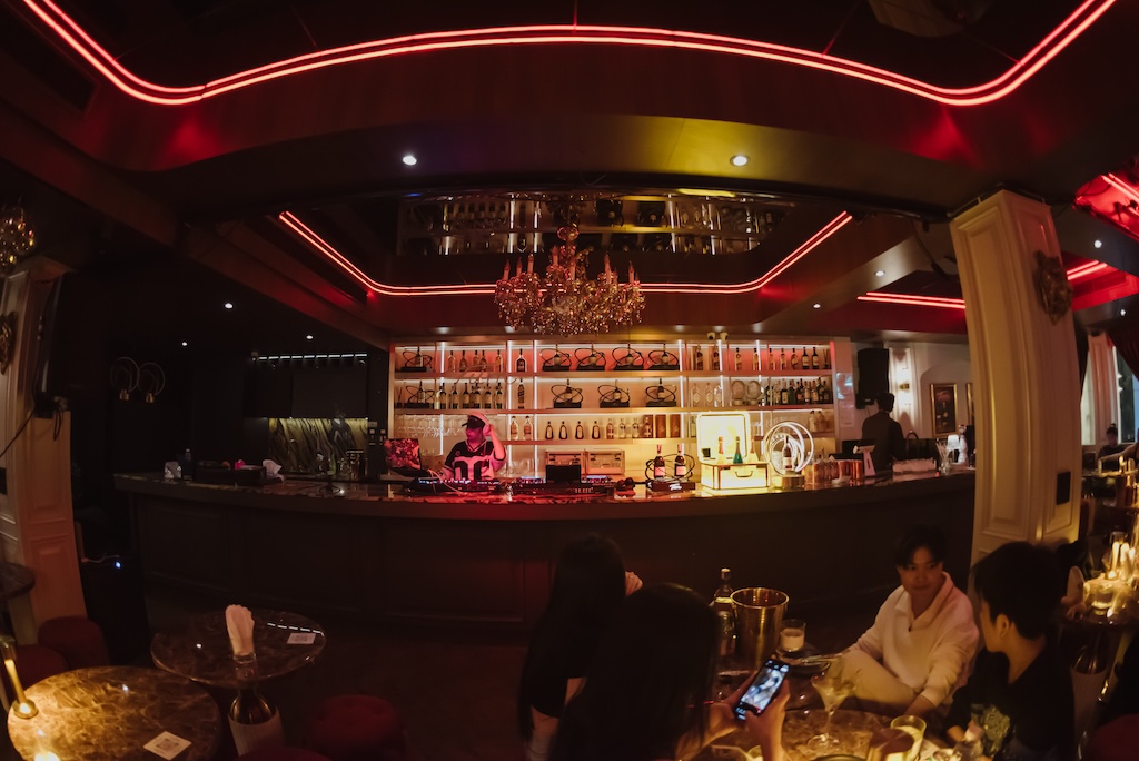 Turn Ekkamai 2 Dishes with Free Flow Alcohol (90 Mins)