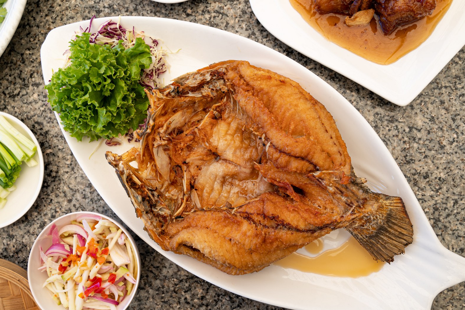Savoey Riverview Rama 3 Sharing Set for 6 People (8 Dishes + 5 Desserts)