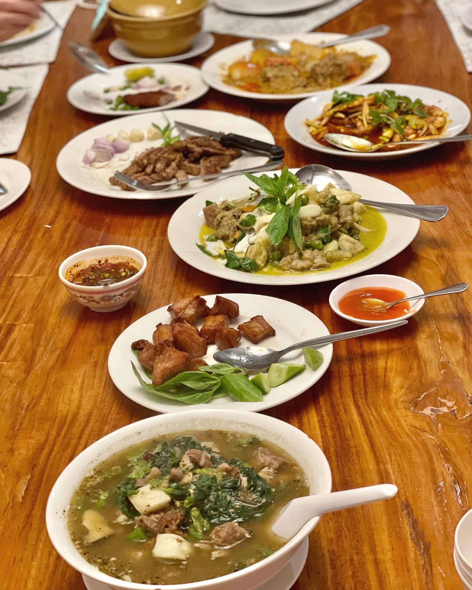 Baan Pee Lek Sharing Set for 4 People