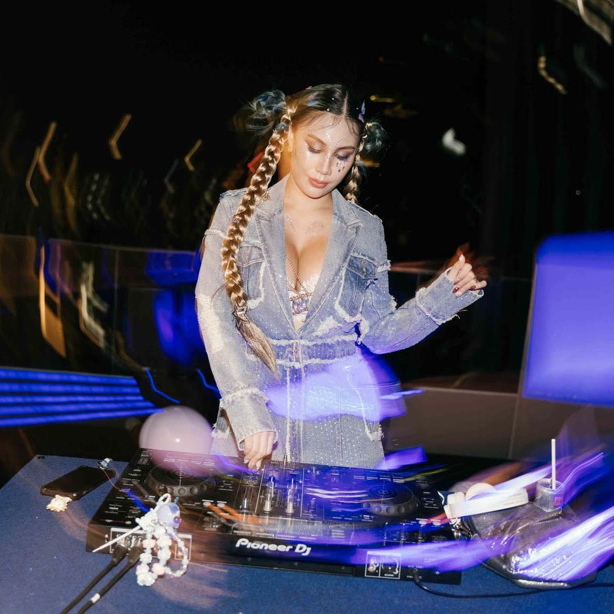 The Vue Bar Rooftop at Mercure Bangkok Sukhumvit 24  New Year Set: 6 Dishes with 2 Bottle of Wine for 4-6 People 🎆🥂