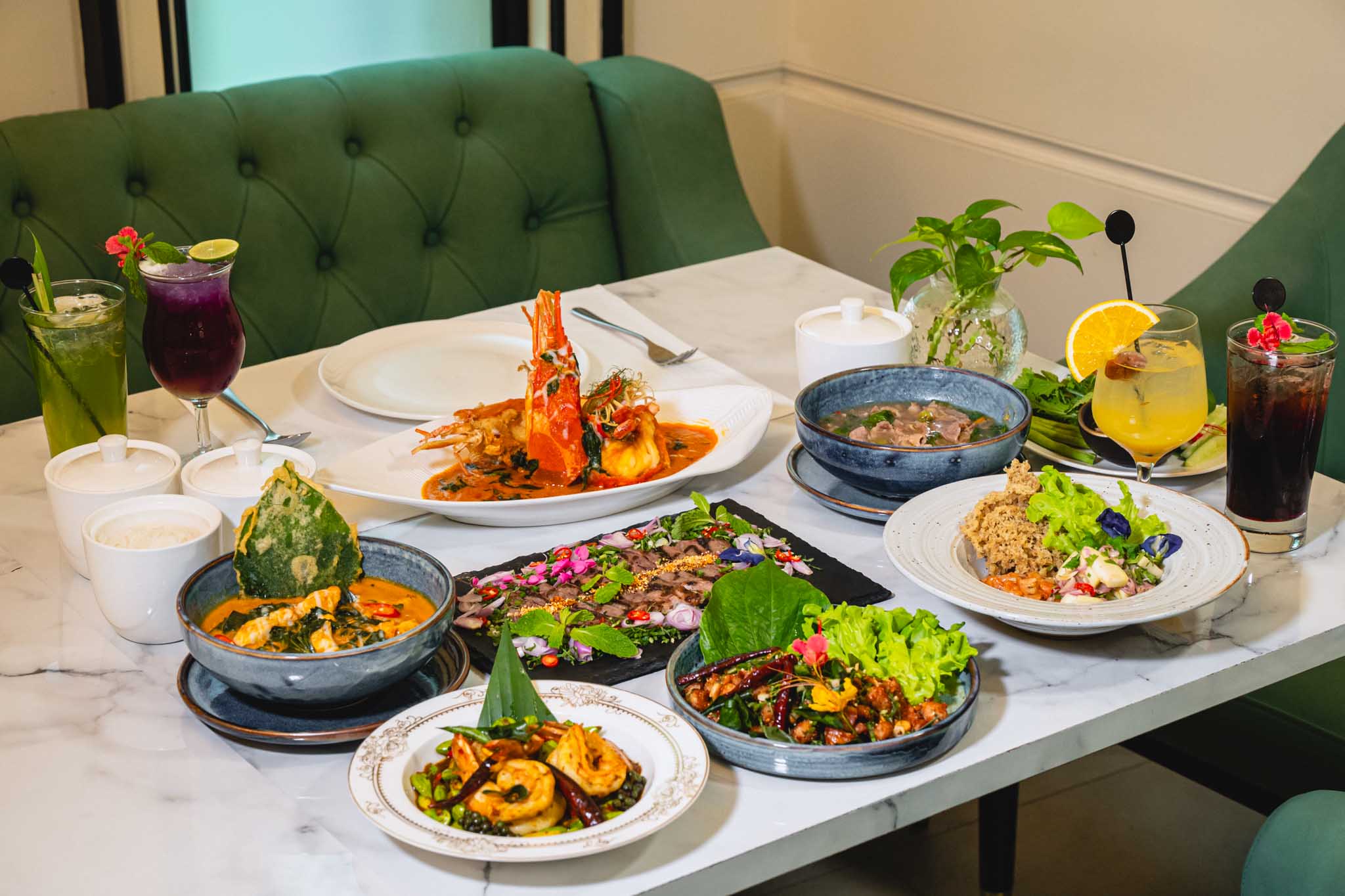 Khao Ekkamai  Khao Signature Lunch Set with Drinks for 4 People 