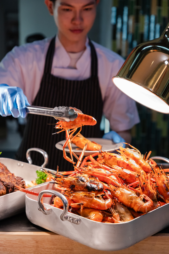 เดอะ การ์เด้น แอท แกรนด์ เซ็นเตอร์ พอยต์ เพรสทีจ แบงค็อก (Special for 2 Pax) Sea & Land Dinner Buffet (12 Dec 2025 - 31 Jan 2026) 