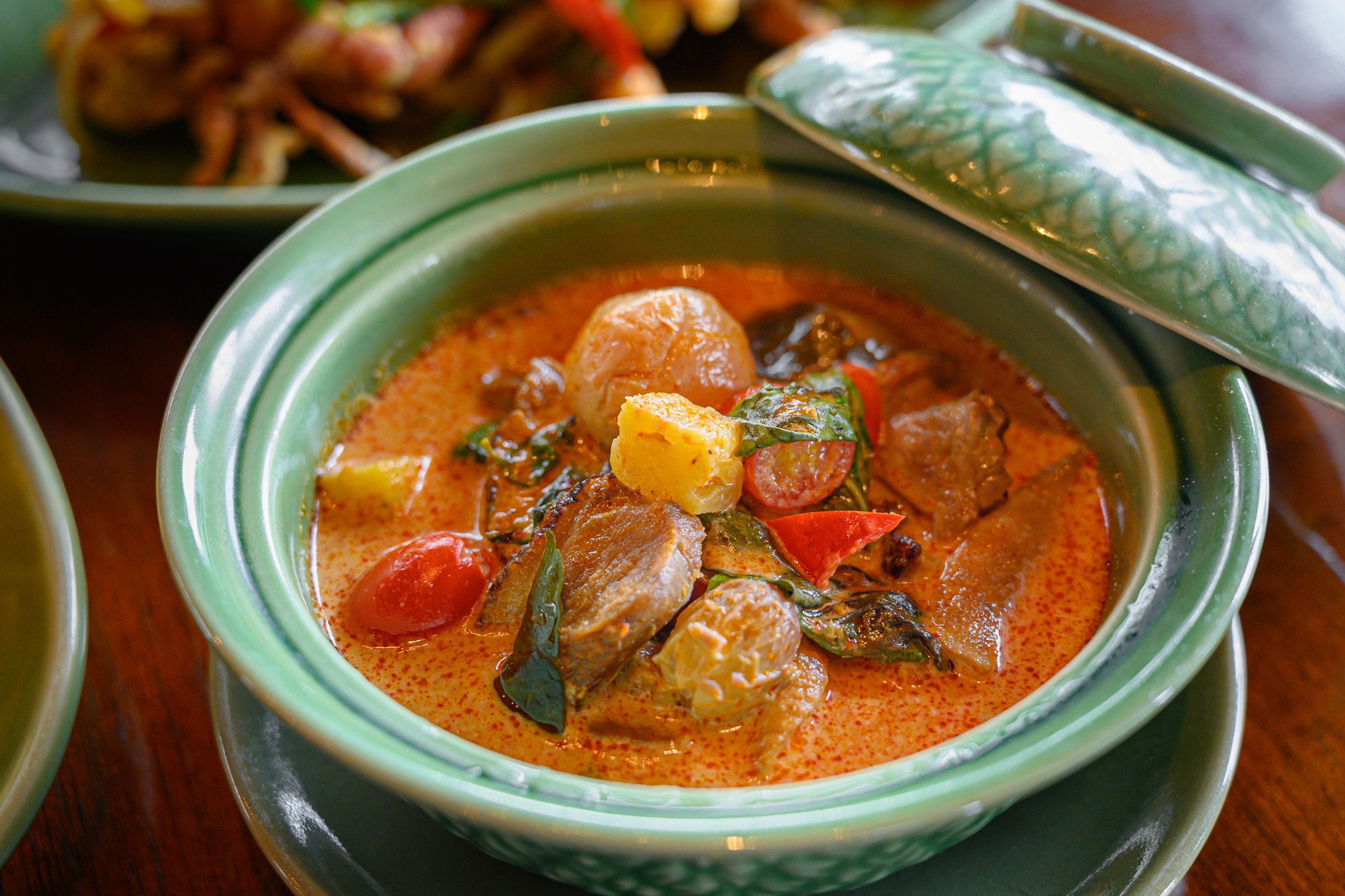 Thara Thong Royal Orchid Sheraton Sharing Set for 4 people w/ 1 Drink per Person (Premium Menu)