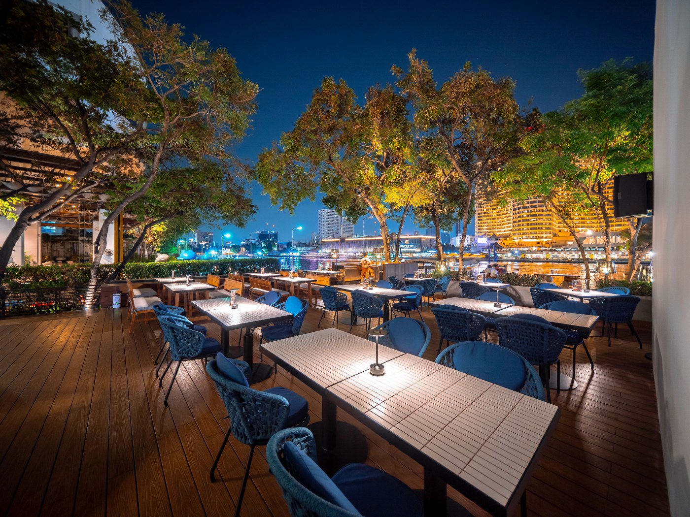 Ale House - Riverside Bar at Millennium Hilton Bangkok 1 Snacks + Free Flow Alcohol 2 Hours