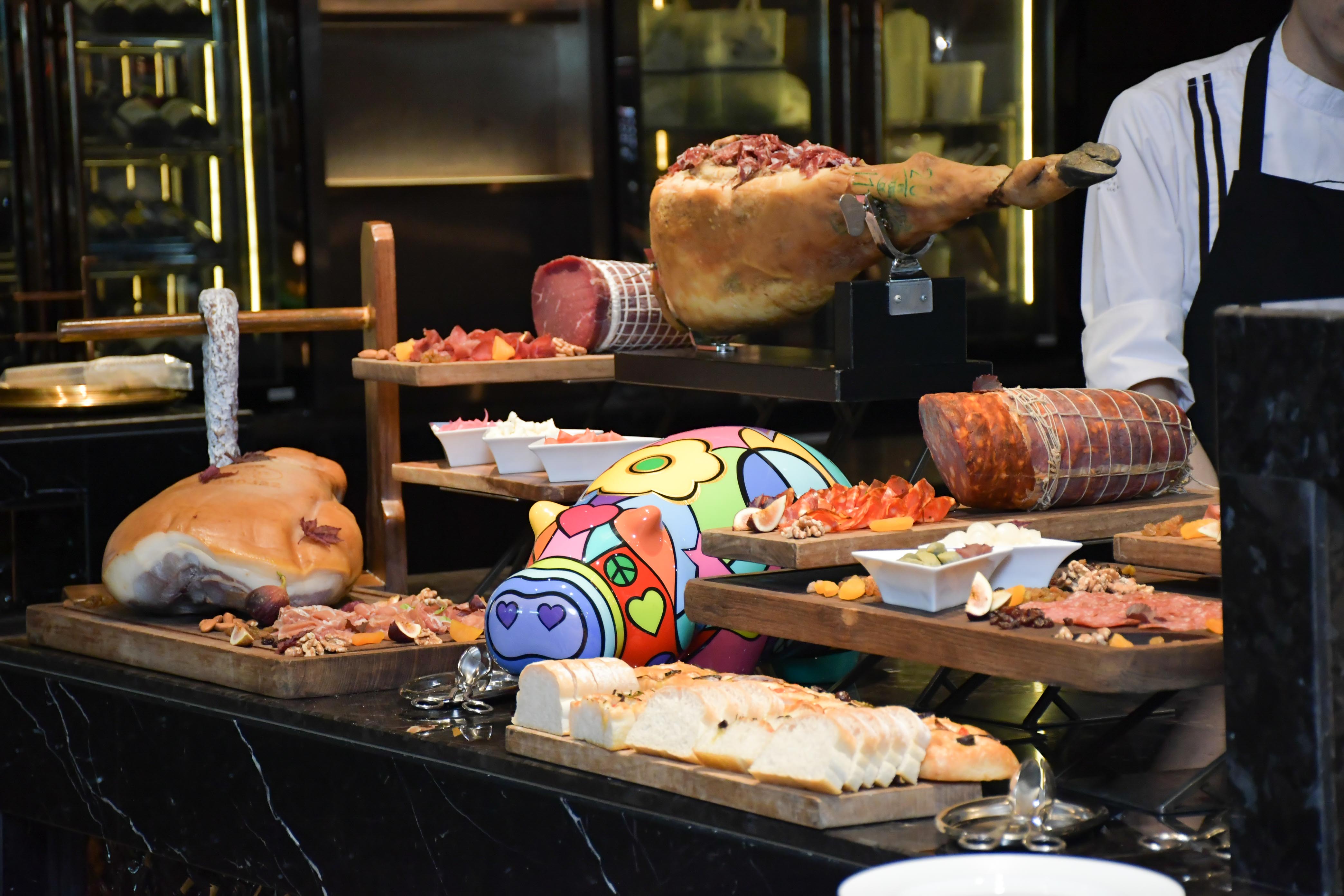 ลา สกาลา เดอะสุโขทัย กรุงเทพ  Set Lunch Menu: 1 Main Course + Antipasti Buffet ( COLD APPETIZER | COLD CUT | CHEESE | SALADS | SOUP )