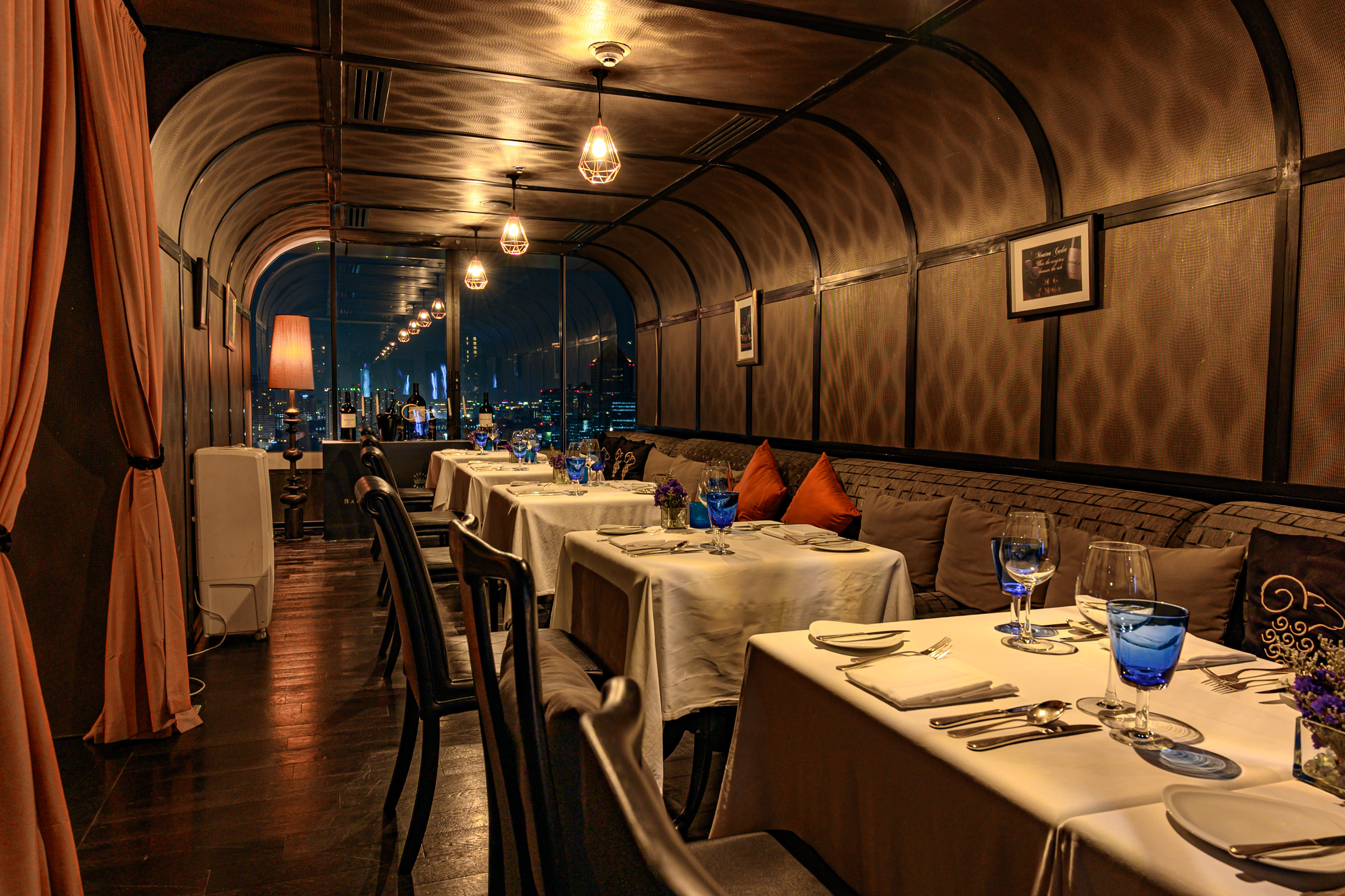 บลูสกาย รูฟท็อป บาร์ แอนด์ ไดนิ่ง เซ็นทาราแกรนด์ เซ็นทรัลลาดพร้าว Romantic Dinner (จองล่วงหน้า 2 วัน)