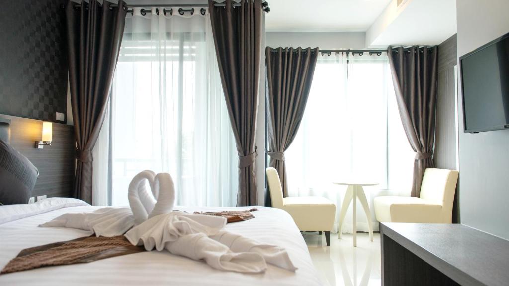 Picnic Hotel Bangkok Staycation 1 Night at Picnic Hotel l Superior Room (1 day booking in advance)