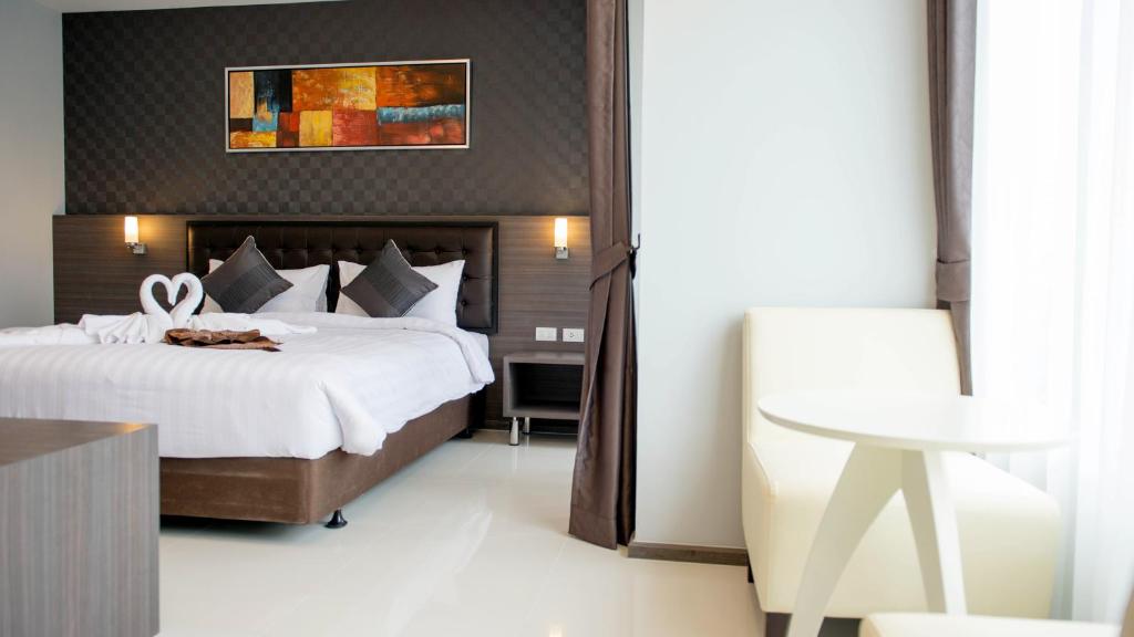 Picnic Hotel Bangkok Staycation 1 Night at Picnic Hotel l Deluxe Room (1 day booking in advance)
