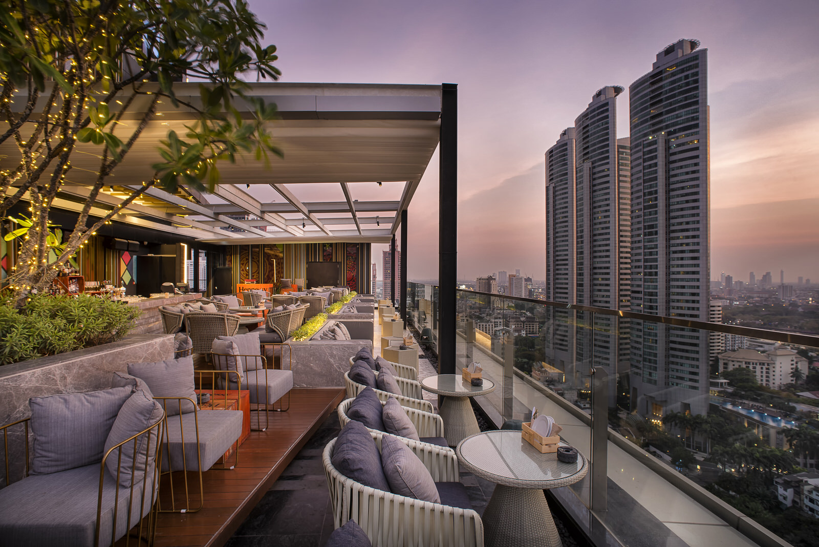 Sky on 20 Rooftop Bar at Novotel Bangkok Sukhumvit 20