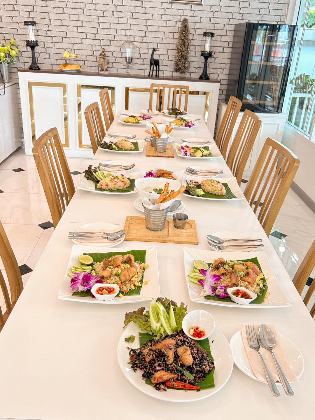 White House Cafe & Restaurant 