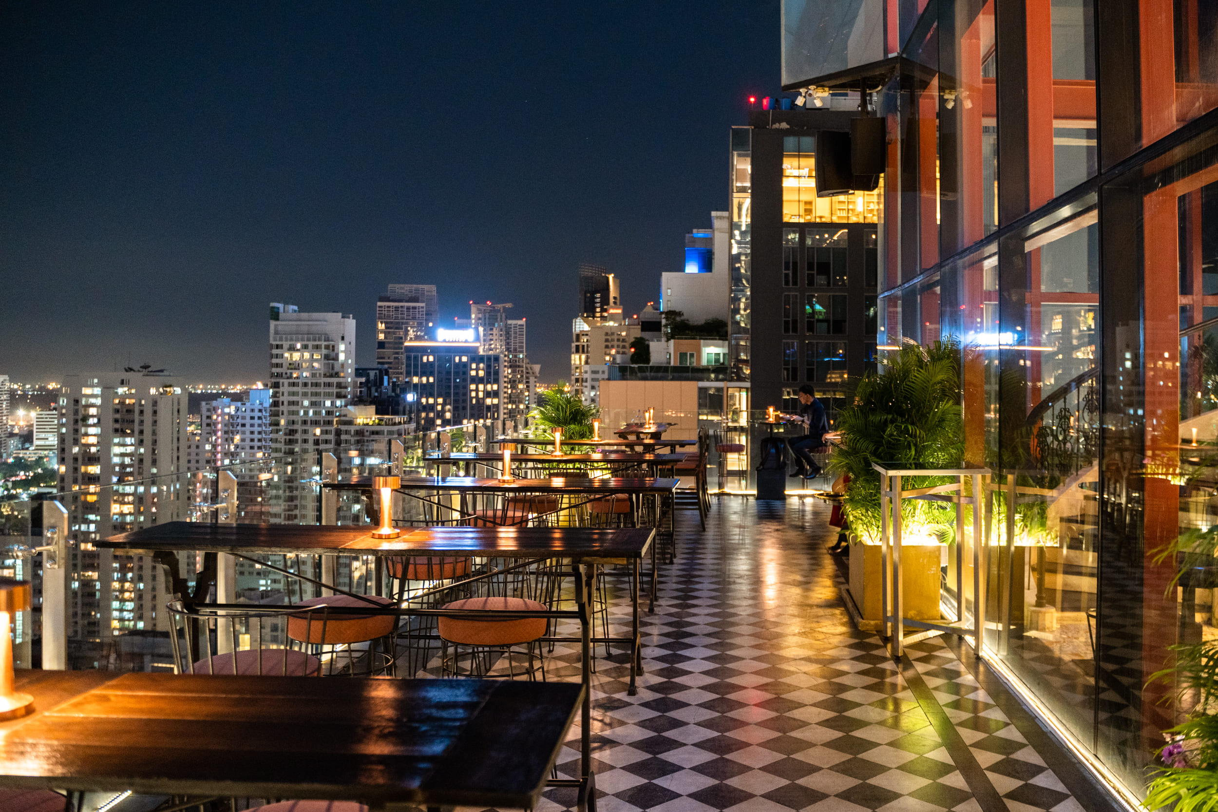 Mojjo Rooftop Lounge & Bar Skyview Hotel