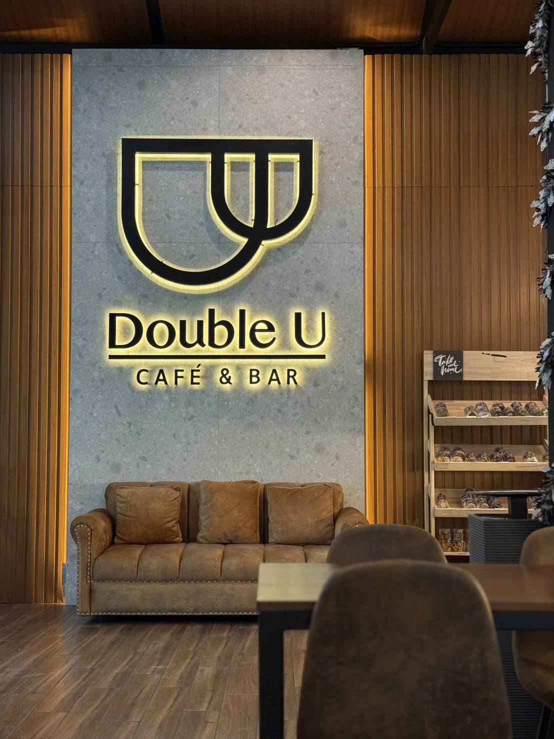 Double U Cafe’&Bar