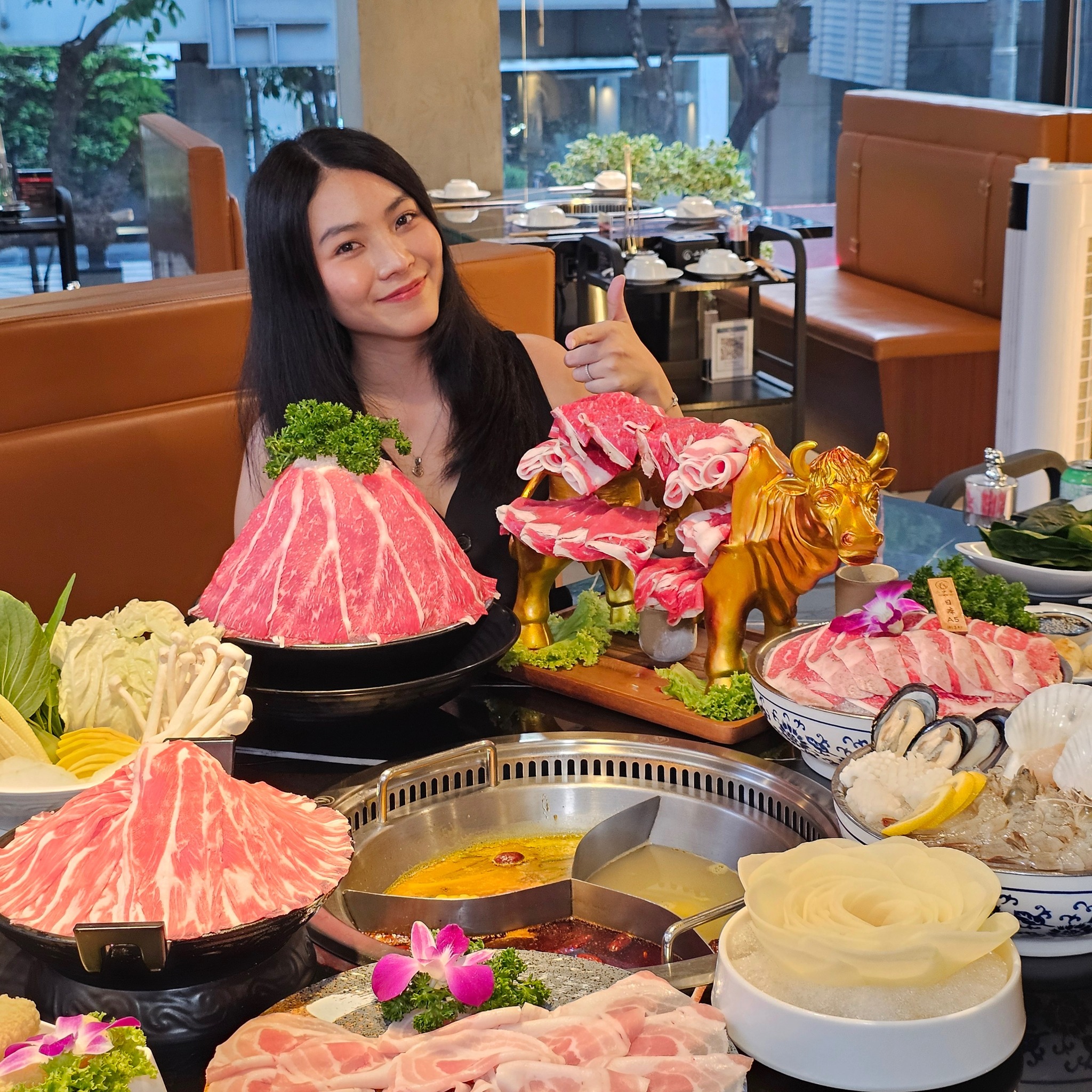 Kunshine Hotpot Asok บุฟเฟ่ต์ คุณชายชาบูหม่าล่า 1,238 สั่งได้ทั้งร้านจ้า  มา 4 จ่าย 3 เลือกได้ 3 ซุป น้ำจิ้ม เครื่องดื่มรวมแล้ว กินได้ 2 ชั่วโมง